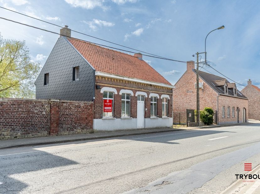 Bent u op zoek naar een woning die u volledig naar eigen smaak en wensen kan renoveren? Dan is deze alleenstaande woning op een perceel van maar liefs