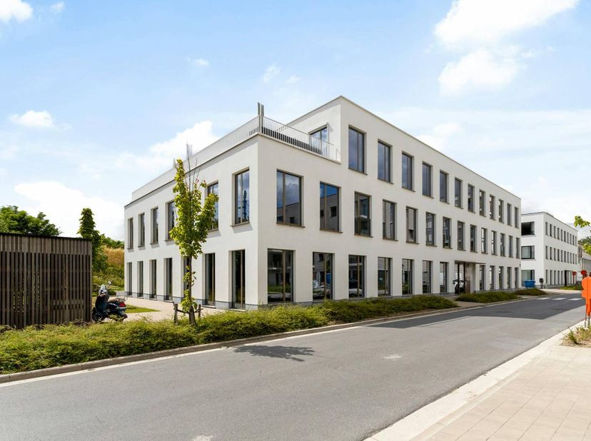 Ces espaces de bureaux à louer font partie du projet de haute qualité Forum. Cet immeuble de bureaux moderne est bien situé sur l'Escaut et se trouve