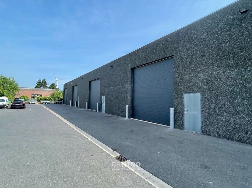 <br />
Benaderende OPPERVLAKTEN:<br />
11,40m x 26,20m = 300m²<br />
<br />
SPECIFICATIES:<br />
<br />
<br />
	Constructie: Betonnen<br />
	Wanden:&amp;n
