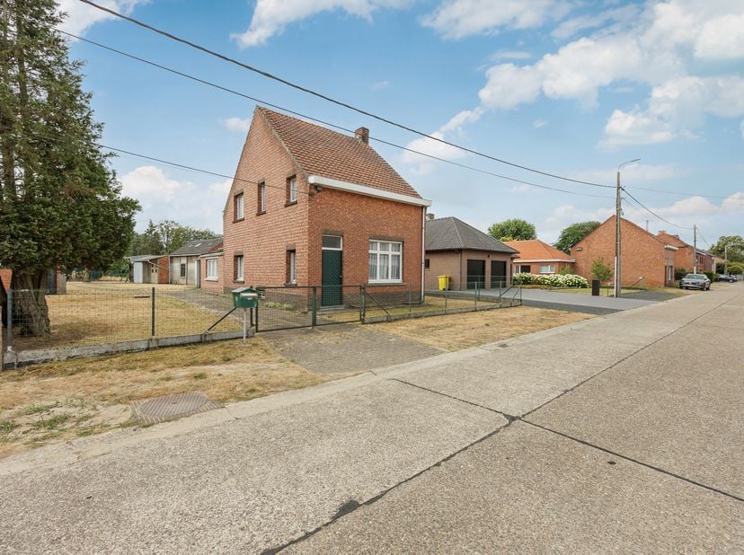 Te renoveren woning op gunstige ligging op mooi perceel van 1.519 m² (Zuid)<br />
Zeer gunstig gelegen woning/perceel in een rustige straat, in de nab