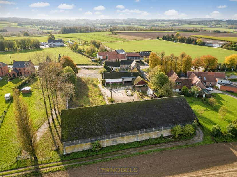 Uitzonderlijke eigendom op een ROYALE OPPERVLAKTE VAN 5.470 M² in Oudenaarde, perfect voor ONDERNEMERS EN INVESTEERDERS MET VISIE. Deze VOORMALIGE MAN