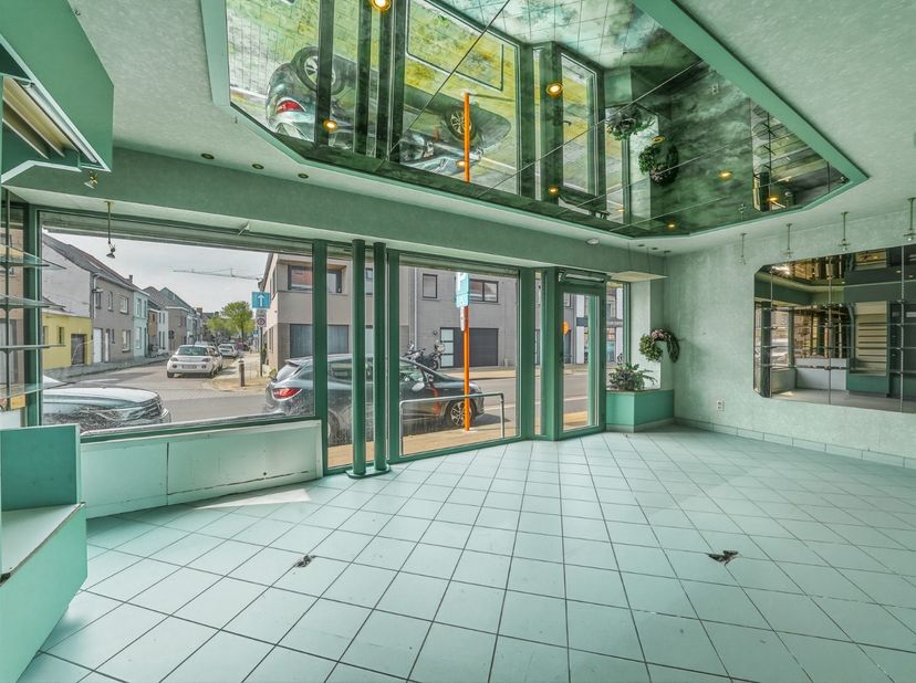Ontdek deze ruime handelswoning met enorm veel potentieel, ideaal gelegen in Bredene! Deze veelzijdige eigendom combineert wonen en werken op één loca