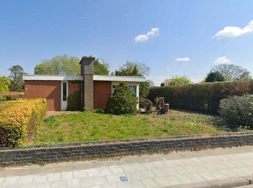 GROEZEWEG 17 - VLAMERTINGE - <br />
<br />
BUNGALOW OP RUIM PERCEEL - <br />
<br />
Indeling: inkom, leefruimte met keuken, bijkeuken, 3 slaapkamers,
