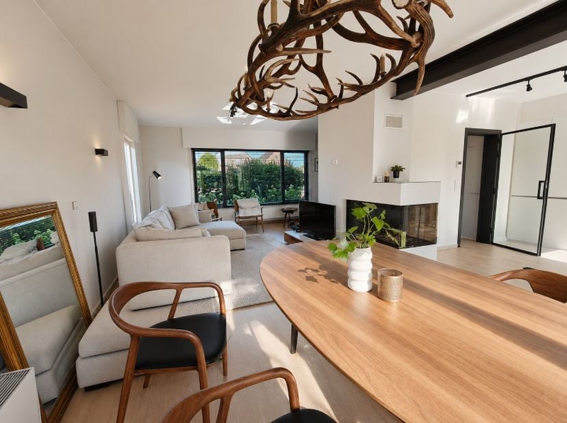 Dit huis gelegen in de Nieuwpoortlaan te Lombardsijde bestaat uit:&amp;nbsp;<br />
<br />
	inkomhal<br />
	woonkamer met gezellige gashaard en toegang tot