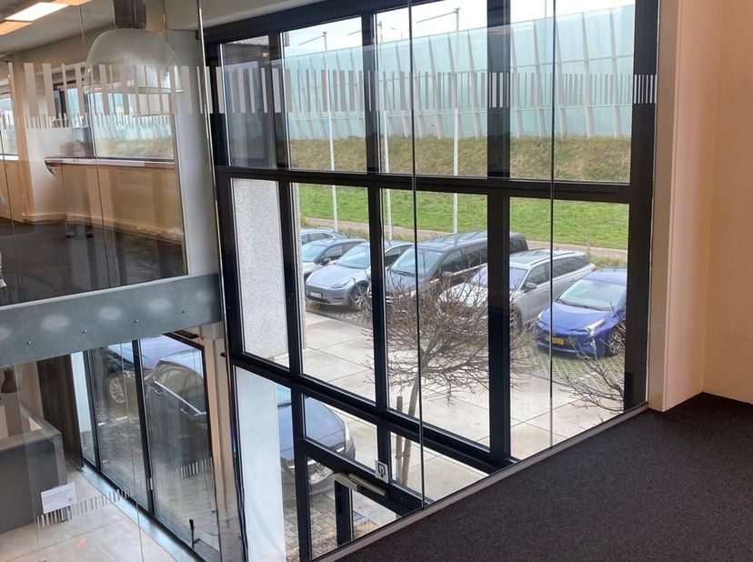 ALGEMEEN<br />
Instapklare kantoorruimte van ca. 380 m² te huur op de eerste verdieping van een kantoorgebouw in Burcht. De ruimte bestaat uit een ope