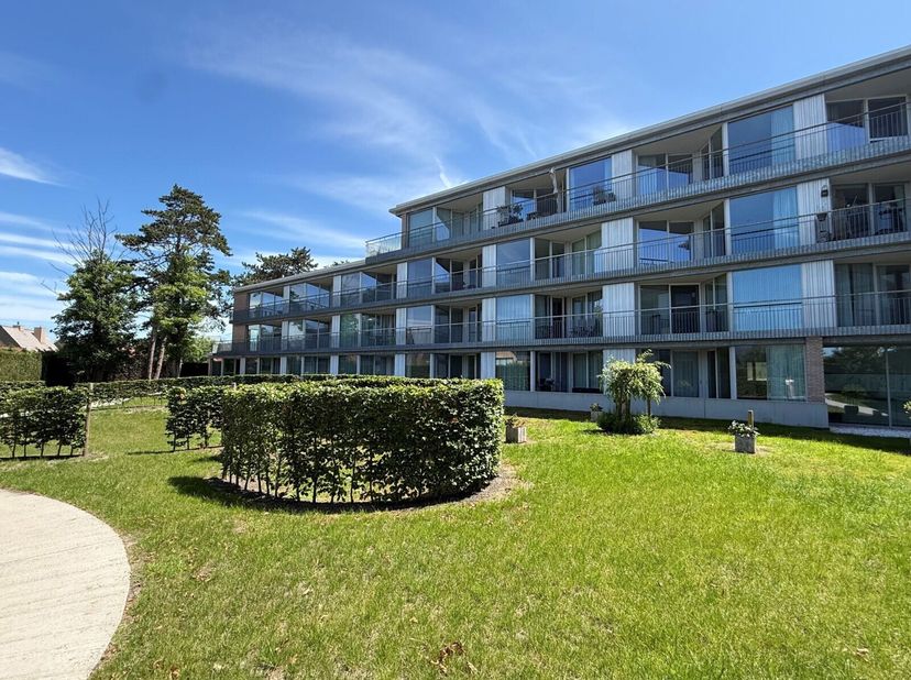 In residentie 't Beukenhof, centraal gelegen nabij het dorpscentrum van Oostduinkerke, bevindt zich deze stijlvolle assistentieflat met 1 slaapkamer.