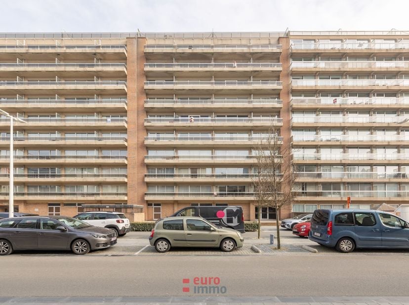 Deze garage lost niet enkel uw parkeerprobleem op maar geeft u extra berg/opslagruimte voor wat u wenst!