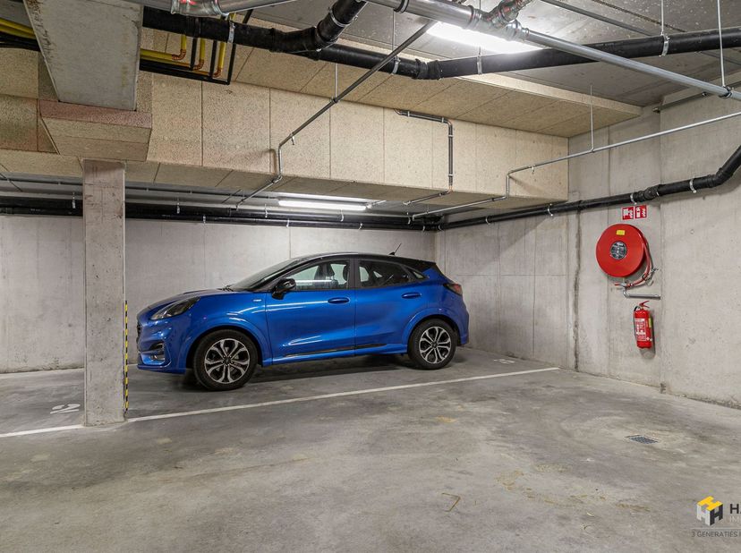 Parking bien situé avec ascenseur au cœur de Oud Berchem. L'accès au garage se fait par une porte sectionnelle et passe ensuite par un ascenseur pour