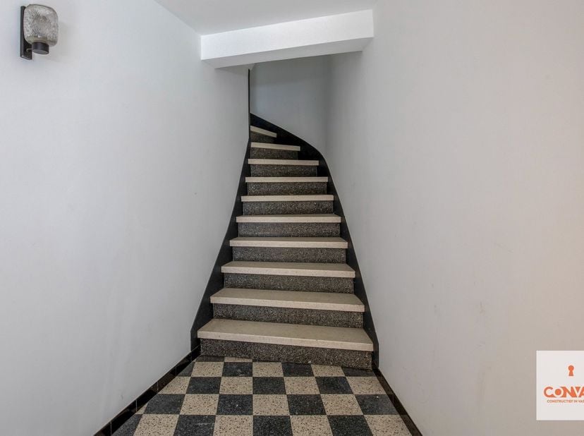 Deze bel-etagewoning is uitstekend gelegen tussen het station Gent-Sint-Pieters en het UZ Gent. Lokale handelaars, scholen en op- en afritten bevinden