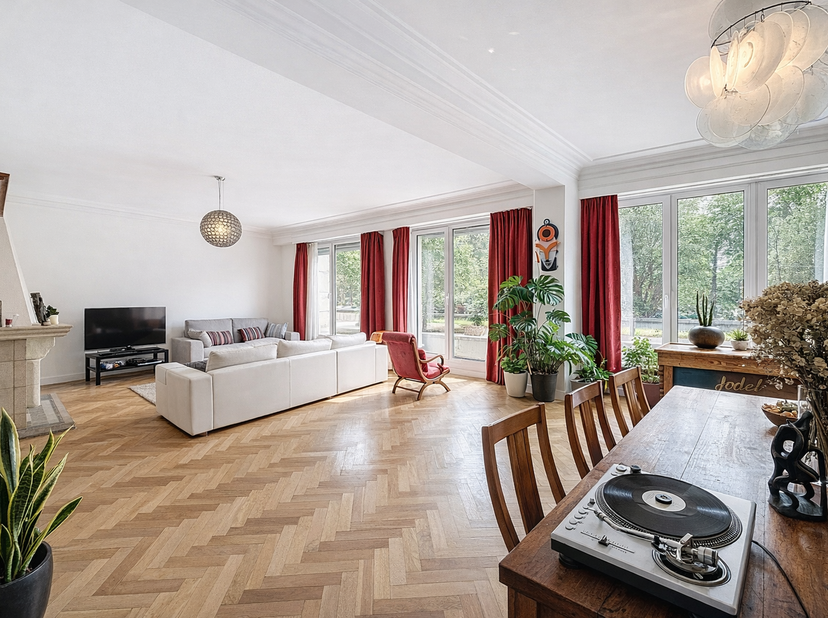 Quartier Montgomery, sur la prestigieuse avenue de Tervueren, situé au 1ER étage d’un immeuble de standing avec ascenseur, superbe appartement 3 chamb