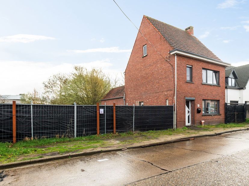 Nabij het centrum gelegen vrijstaande woning met ca. 645 m² grond. Het eigendom is in de loop der jaren gerenoveerd. Op loopafstand van het openbaar v