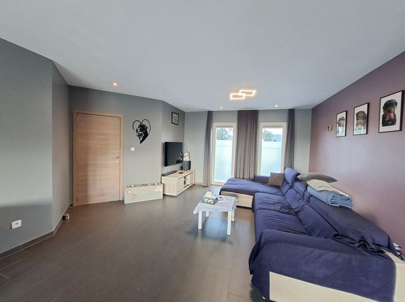 In een rustige en kindvriendelijke buurt van Neeroeteren (Maaseik) vind je deze eigentijdse halfopen bebouwing met een bewoonbare oppervlakte van +/-