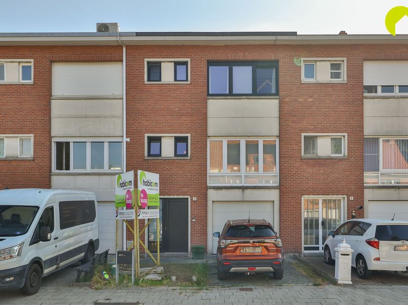 Une maison de deux étages prête à emménager, située dans un quartier calme mais central, n'attend plus que vous<br />
!<br />
<br />
<br />
Agencemen