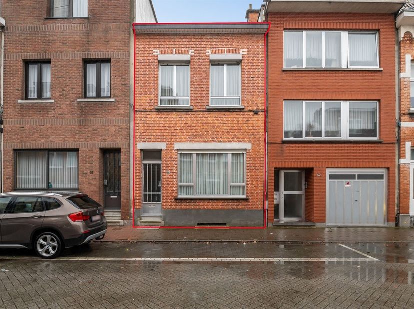 Cette maison à rénover est située dans la Paulus Beyestraat à Deurne. La propriété se trouve à quelques pas du Rivierenhof et bénéficie d'une bonne ac