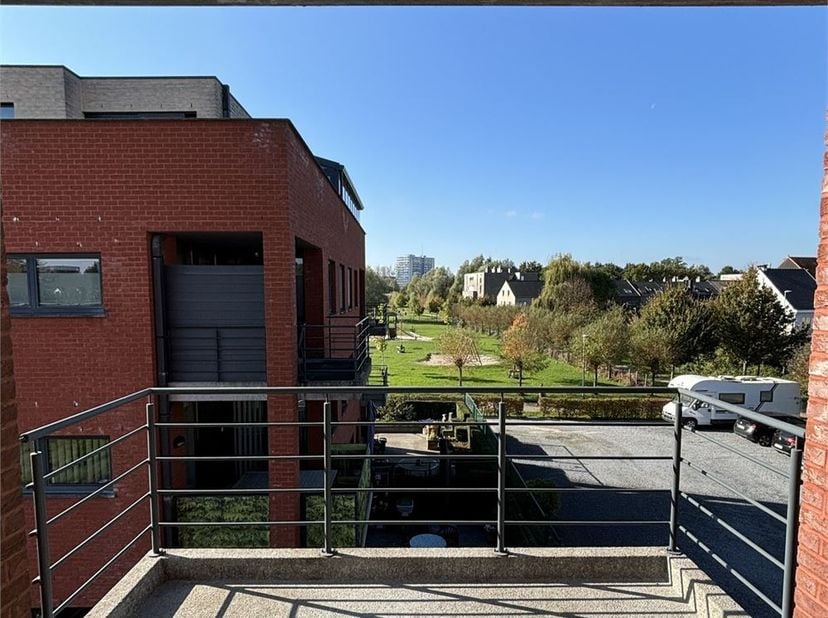 Dit mooie appartement ligt in een autoluwe straat, omgeven door veel groen en open ruimtes. De rustige ligging nabij het centrum van Hasselt biedt het
