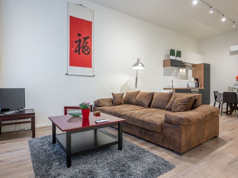 Prachtige gerenoveerd handelsruimte met ruime stadstuin<br />
Dambruggestraat, 161, 2060, Antwerpen<br />
Prijs: 279.000 €<br />
KI: 494 €<br />
Energ