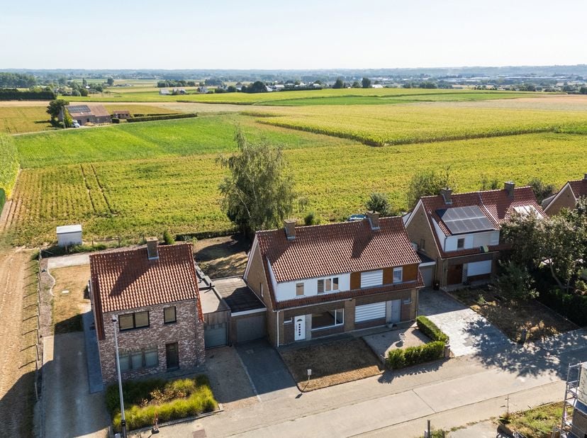 Te renoveren halfopen woning in Wortegem-Petegem.<br />
Deze halfopen bebouwing is rustig gelegen in een landelijke omgeving en biedt een mooi renovat