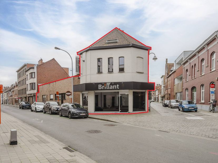 Vous recherchez un bâtiment commercial avec une maison et diverses options dans le centre de Wervik ? Cet ancien bâtiment de boucherie combine un espa