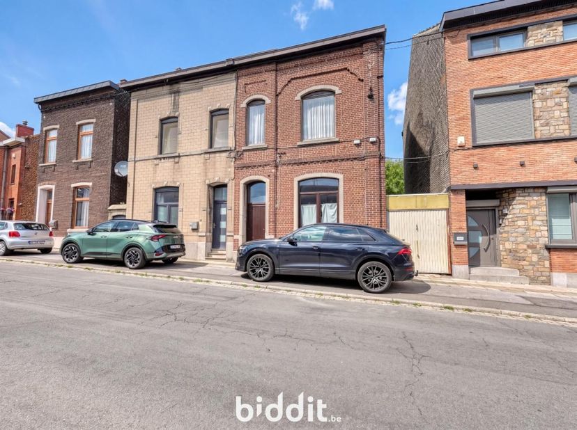 MAISON MITOYENNE AVEC JARDIN<br />
<br />
Ville de CHARLEROI, vingt-deuxième division, JUMET, première division - 52034 :<br />
Une maison d'habitatio