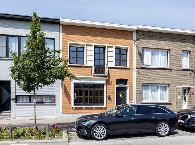 Bent u op zoek naar een woning met karakter, ruimte en toekomstpotentieel? Dan zal deze charmante woning u ongetwijfeld weten te bekoren. Achter de au