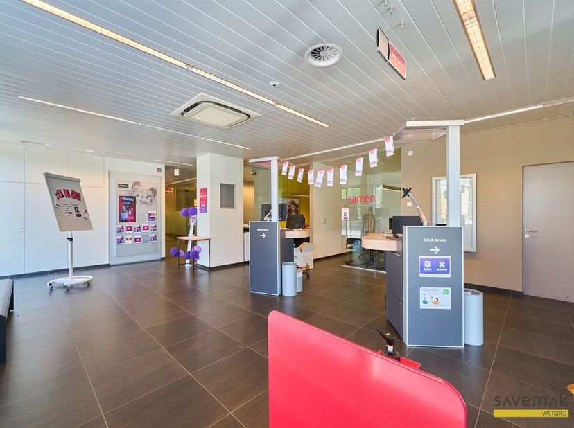Cet immeuble commercial, situé dans le cœur animé de Lommel, offre un grand espace avec une surface utile totale d'environ 550 m², répartie en différe