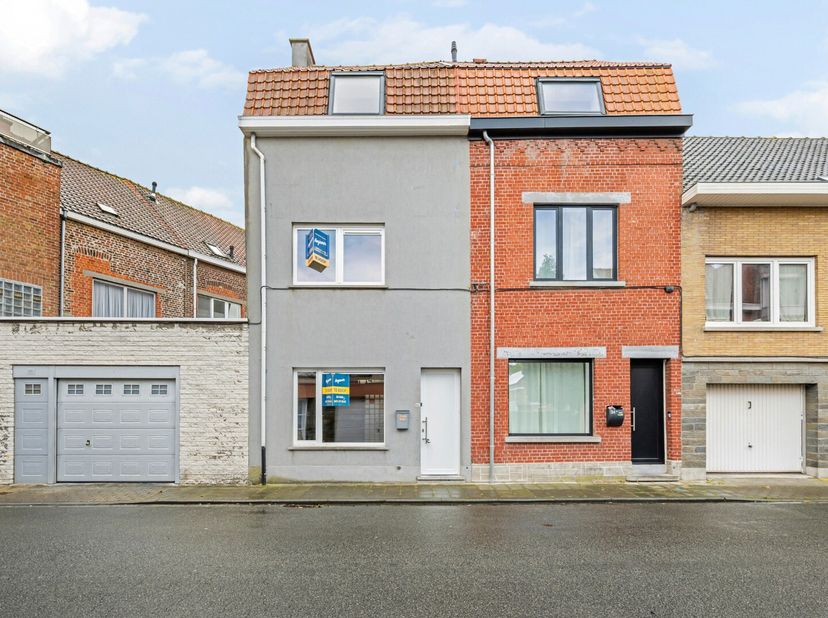 - Emplacement calme au centre de Menin: Rue du Magasin à Poudre 32<br />
- Proche du verdoyant Vander Merschplein, avec aire de jeux<br />
- Entrée sé