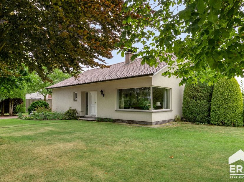 [[ DIT PAND NEEMT DEEL AAN DE ERA OPEN HUIZEN DAG OP 13/6 VAN 9:30 TOT 10:30 ]] Instapklare woning met zuidelijk georiënteerde tuin. Glegen in rustige