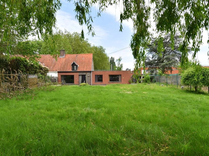 In een rustige, doodlopende straat te Gullegem bevindt zich deze halfopen bebouwing op een bijzonder landelijke locatie. Hier woont u midden in het gr