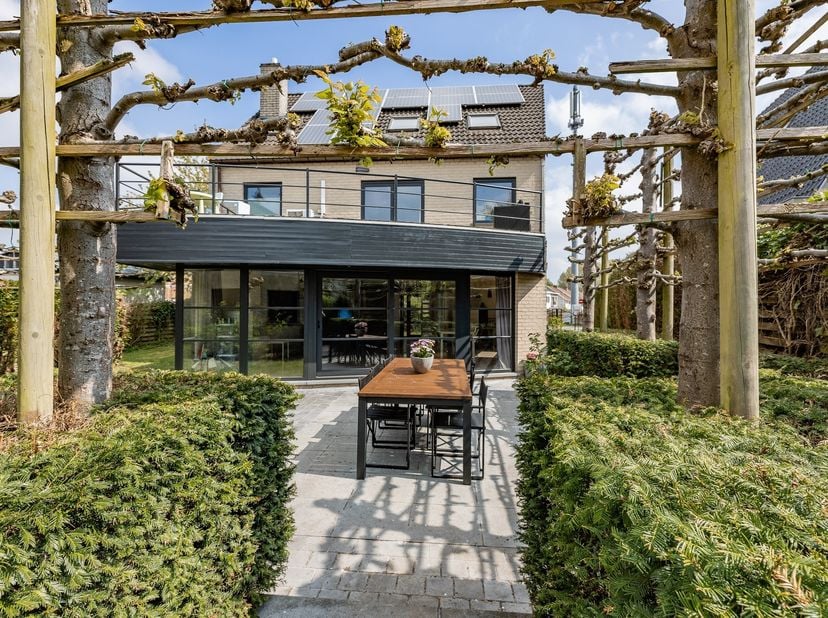 Gelegen langs de Brusselsesteenweg 175 te Aalst, op de grens met Erembodegem, bevindt zich deze goed onderhouden woning (bouwjaar 1995) met verrassend