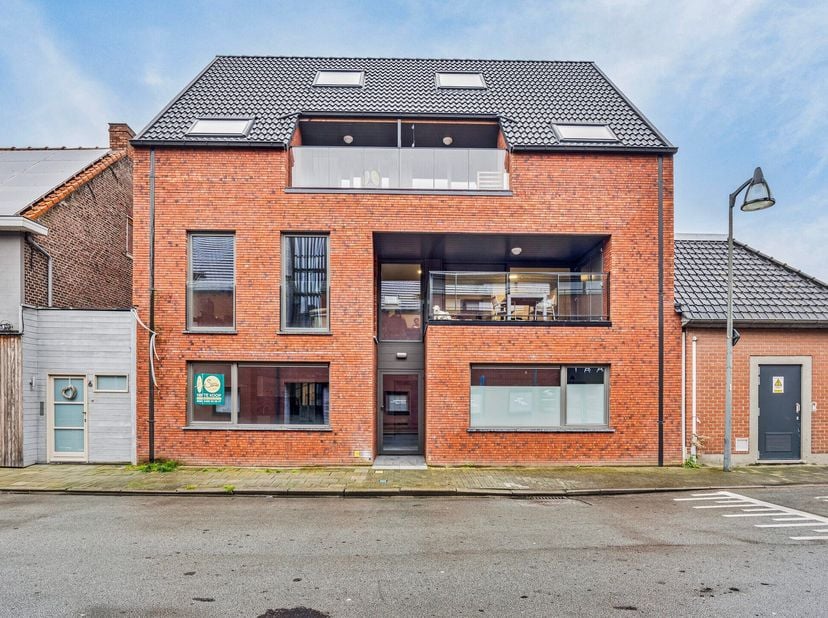 Bent u op zoek naar een energiezuinig en centraal gelegen appartement? Dan is dit nieuwbouw duplex appartement in Ruddervoorde precies wat u zoekt! Di