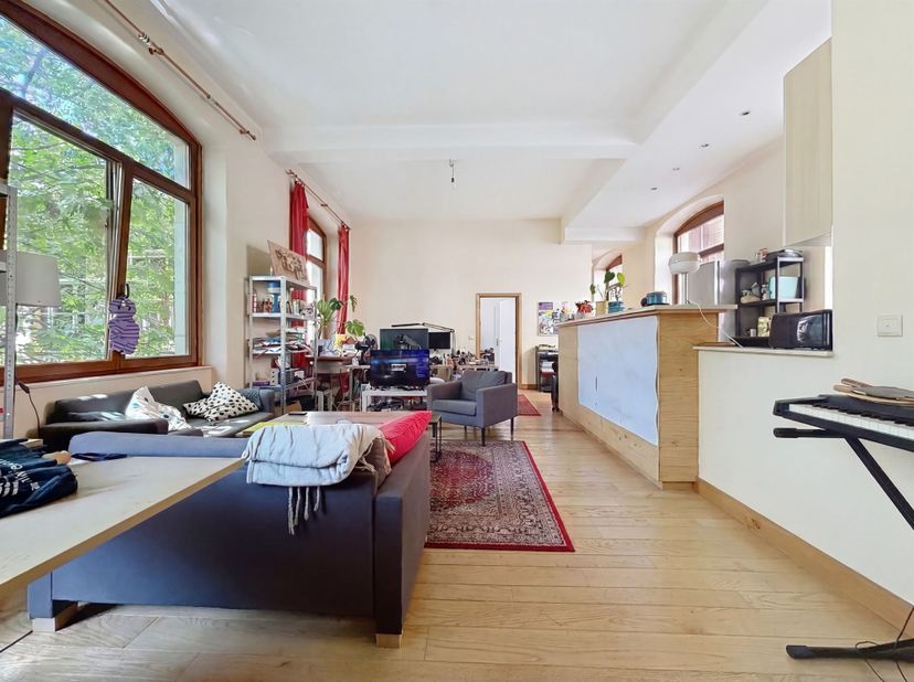 Vlak bij de Grote Markt van Brussel – appartement met 3 slaapkamers van +/- 145 m² <br />
<br />
Op de 2e verdieping / 5 verdiepingen:<br />
Ruime w