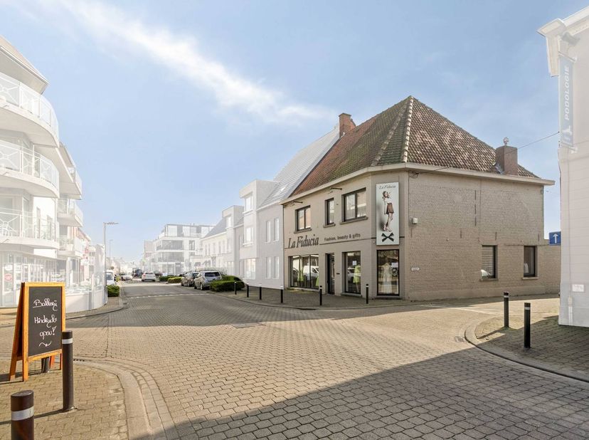 Bâtiment commercial prêt à emménager avec des bureaux polyvalents et un espace de pratique au-dessus d'un coin de la rue commerçante de Pittem.<br />