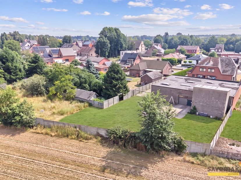 Cette maison de caractère à rénover est située sur un terrain de 17 ares et dispose d'une surface habitable spacieuse de pas moins de 245 m².<br />
Le