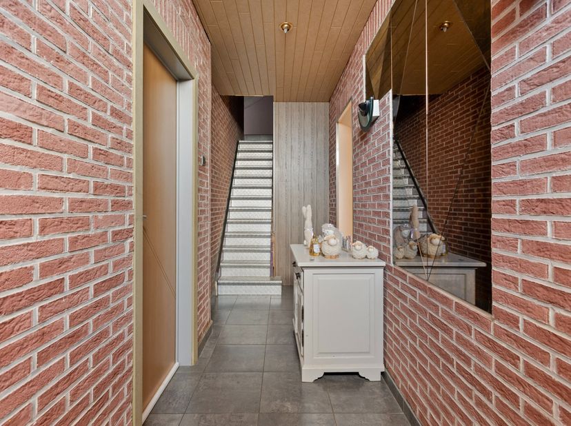 In de Amersveldestraat in Hooglede , treffen we deze verrassend ruime woning met een bewoonbaar oppervlakte van maar liefst 355 m² met achterliggende