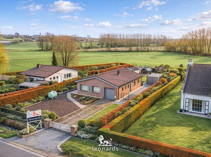 In het groene Ooike vind je deze instapklare gelijkvloerse woning waar rust en bereikbaarheid hand in hand gaan. Je woont hier in een aangename, groen