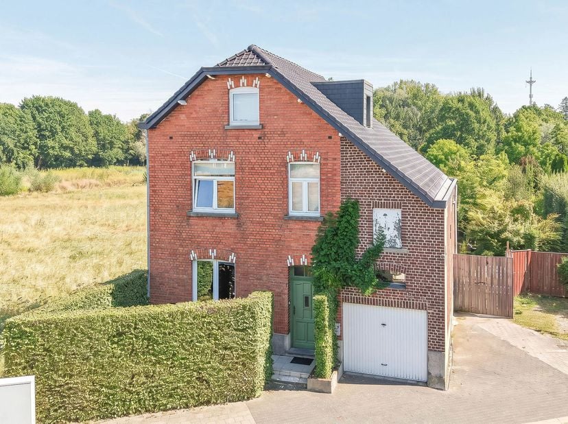 Maxime Real Estate vous propose cette charmante maison offrant un beau potentiel d’aménagement avec 3 chambres à coucher et un spacieux jardin.<br />