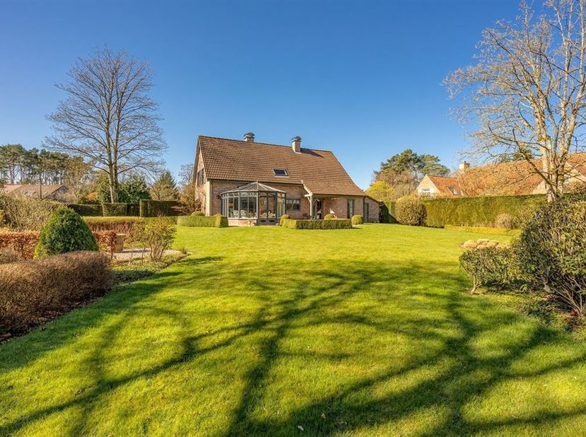 Perfect onderhouden villa palend aan natuurgebied in een doodlopende straat. *Gelijkvloers : inkomhal op keramische tegel, vestiaire, gastentoilet, ru
