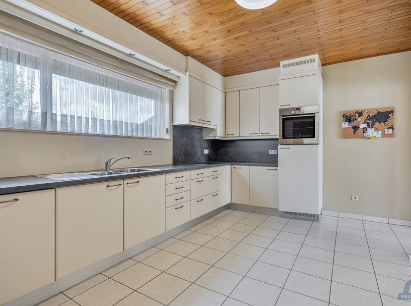 Op zoek naar een woning met potentieel die je volledig naar eigen smaak en wensen kan opfrissen of renoveren? Deze open bebouwing, gelegen aan de Park
