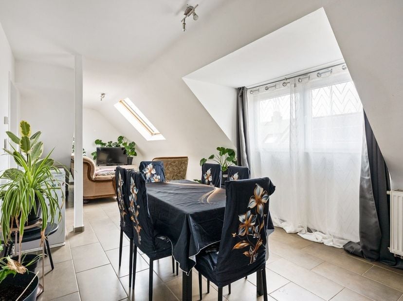 Situé à deux pas du centre de Lier, cet appartement en duplex prêt à être emménagé offre un énorme potentiel pour une maison familiale idéale. Son emp