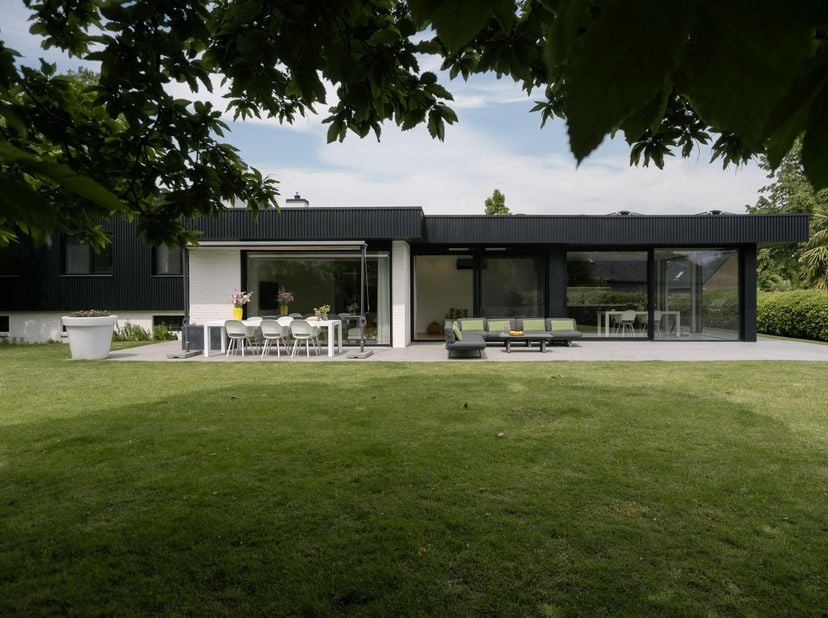 In de gegeerde Rodenburgverkaveling in Marke bevindt zich deze instapklare villa op een uitzonderlijk rustige ligging in een doodlopende straat. Hier