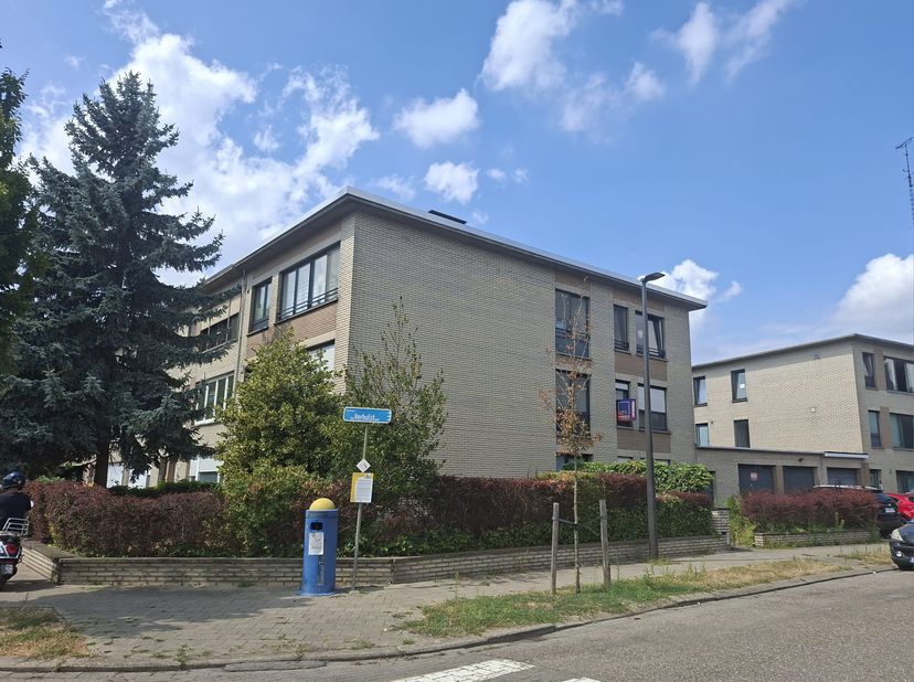Hoekappartement met 3 slaapkamers en garage in rustige wijk te Wommelgem(2v)<br />
Droom je van een ruim, instapklaar appartement op een rustige maar