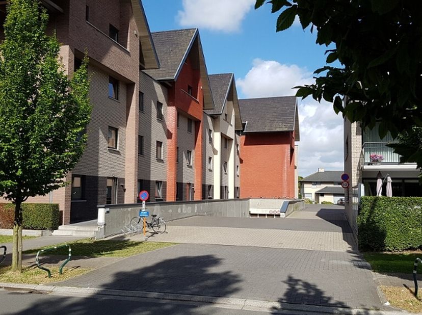 Dit modern gelijkvloers 2-slaapkamerappartement met ruim TERRAS en AUTOSTANDPLAATS is zeer rustig gelegen in een groene omgeving op een boogscheut van