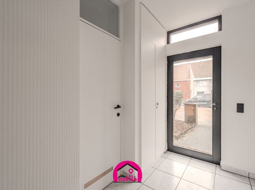 Deze halfopen bebouwing is rustig gelegen in een doodlopende straat in Oostende en vormt de ideale gezinswoning voor wie comfortabel én centraal wil w