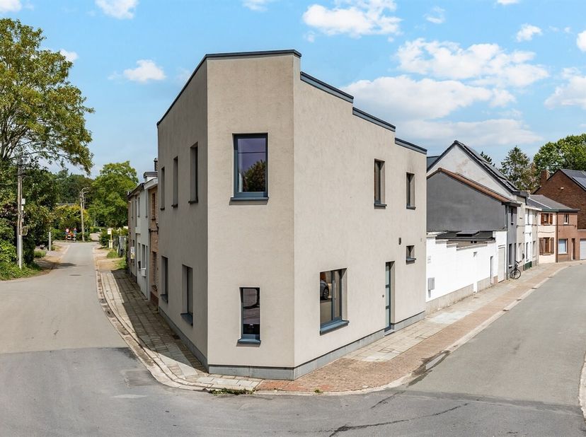 Instapklare woning met 3 ruime slaapkamers!<br />
Deze woning is gelegen in de dorpskern en toch in het groen; vlakbij handel, scholen en verbindingsw
