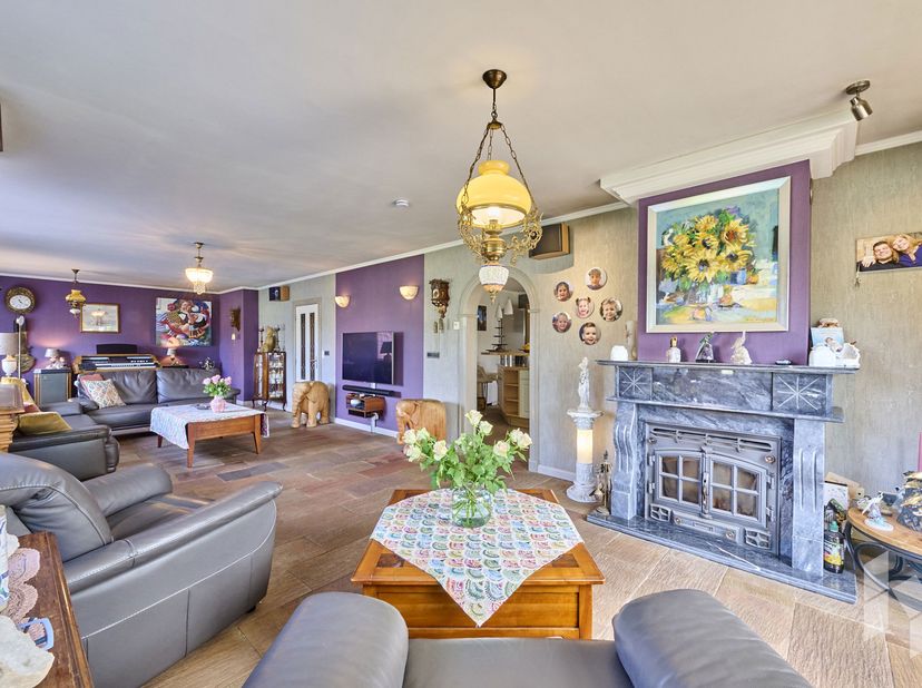 Mooie, landelijke woning (317 m²) met een gezellige woonkamer uitgerust met houthaard, 5 slaapkamers, een ruime badkamer voorzien van bad en douche en