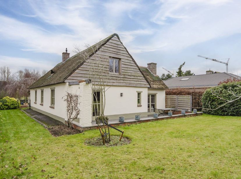 Huisindeling:<br />
<br />
Gelijksvloer:<br />
- Inkomhal met apart gastentoilet <br />
- Ruime lichtrijke leefruimte met zicht op de tuin<br />
- Apa