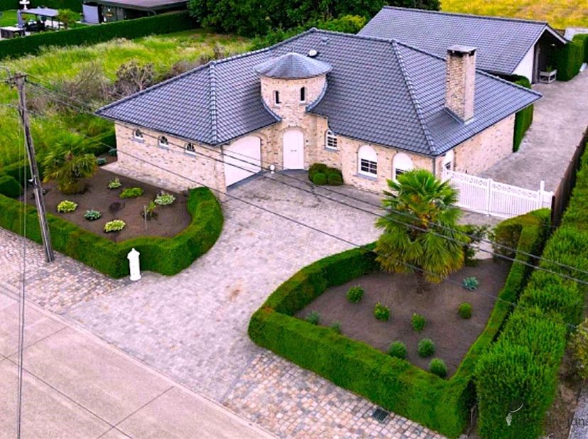 Maison de style espagnol avec dépendance unique à Begijnendijk<br />
Dans un quartier calme et verdoyant de Begijnendijk se trouve cette charmante ma
