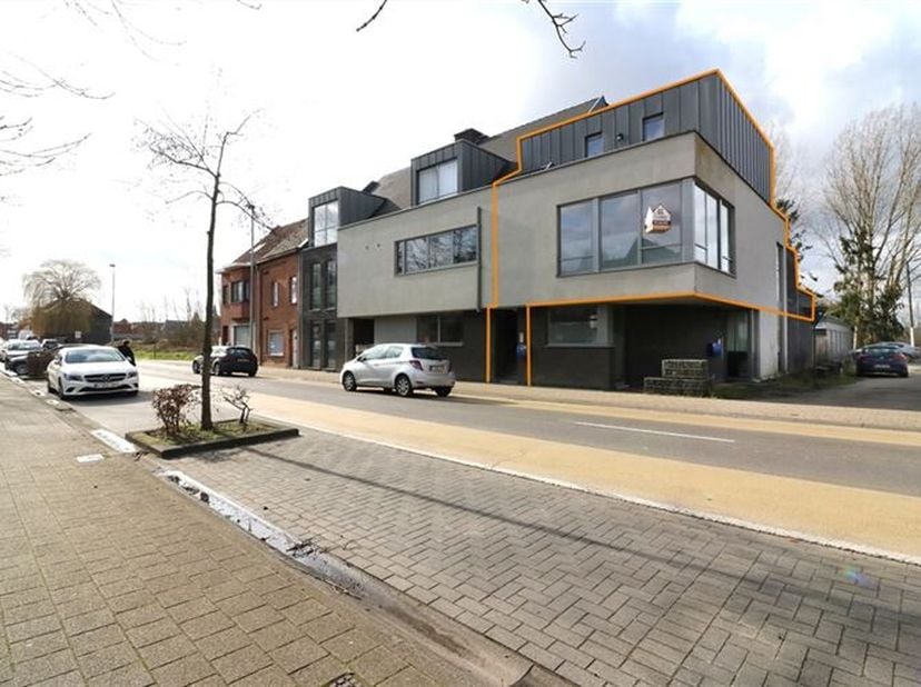 Ruim en eigentijds appartement met een prachtig terras van meer dan 30 m² en een schitterend uitzicht. Dit moderne appartement beschikt over twee grot