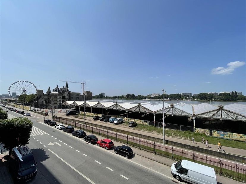PLAN VIA VOLGENDE LINK UW BEZOEK IN ALSOOK UW GEGEVENS: https://demeester.mijnhuurprofiel.be/whise/7606025<br />
Het betreft een modern gemeubeld appa
