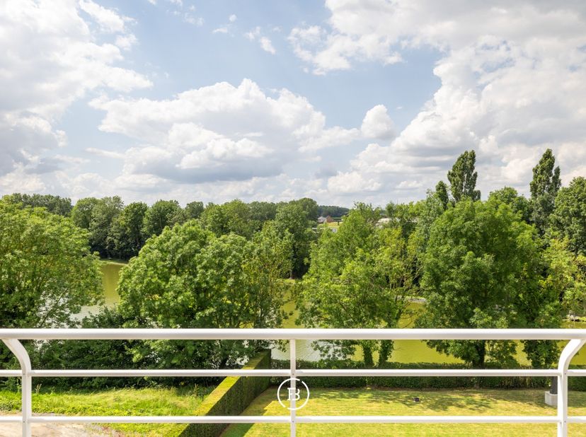 Op een toplocatie in Sint-Pieters-Leeuw bevindt zich dit uitzonderlijke penthouse met fantastische vergezichten over een natuurgebied en vijvers. Het
